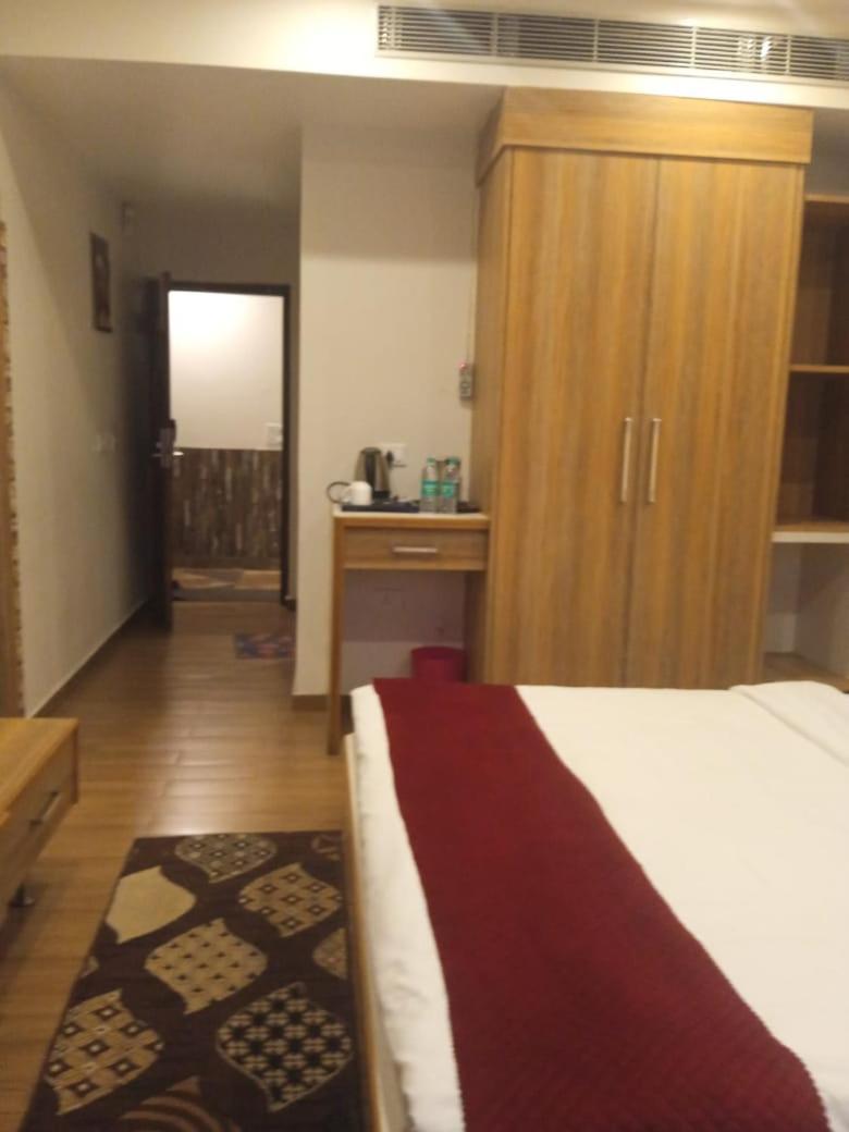 Hotel President Bharwain Екстериор снимка